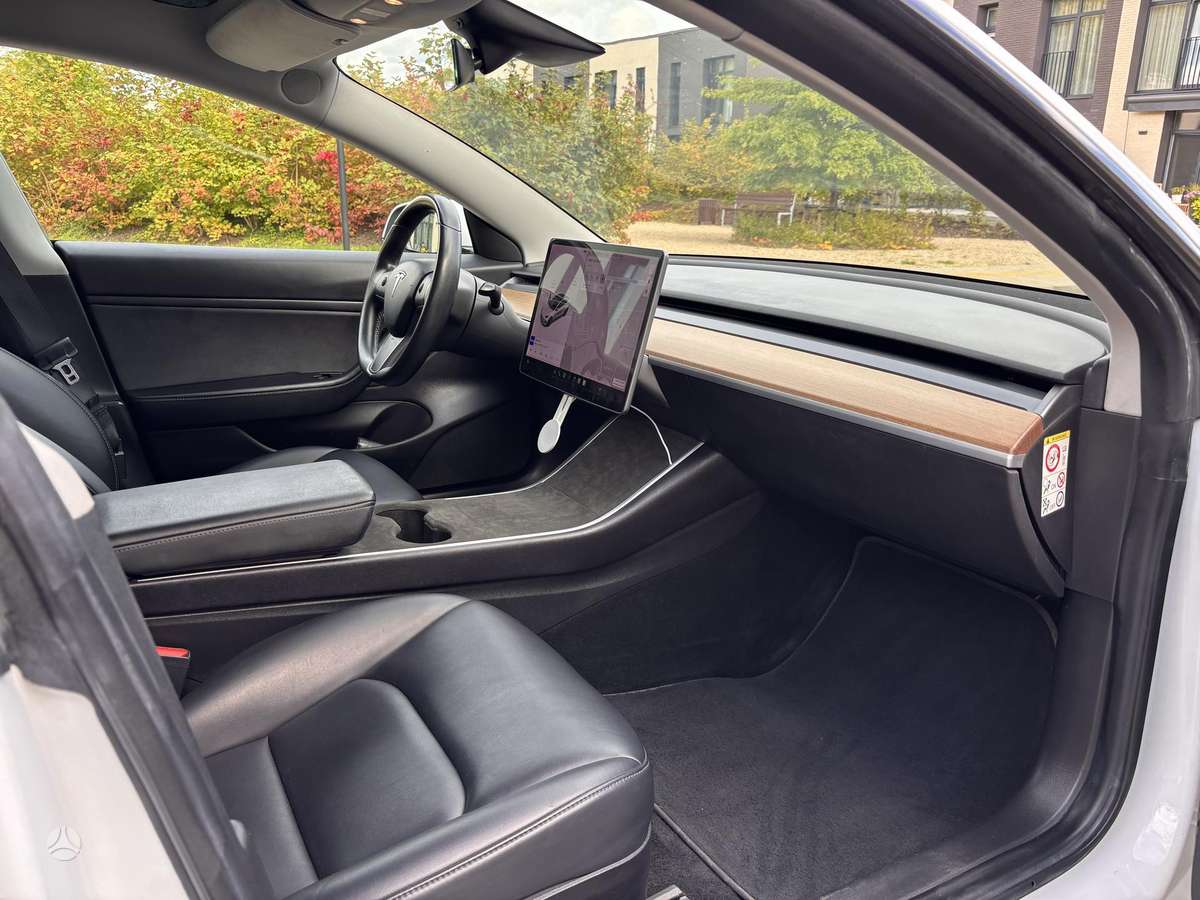 Tesla Model 3 - 12