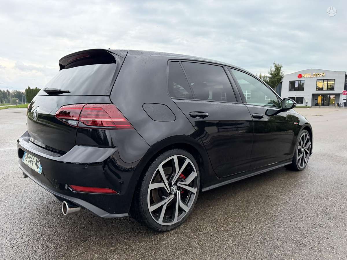 Volkswagen Golf - 6