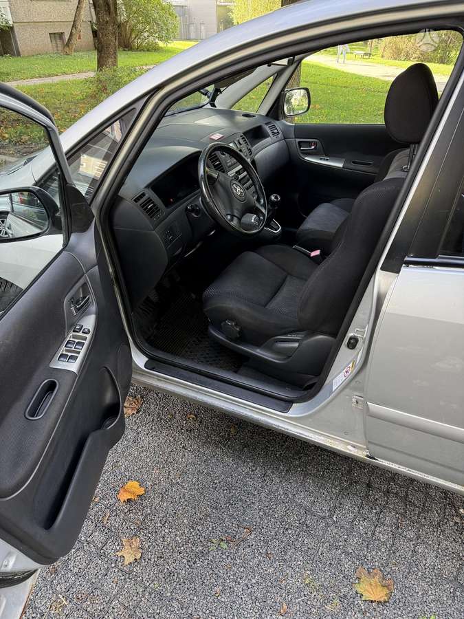 Toyota Corolla Verso - 8
