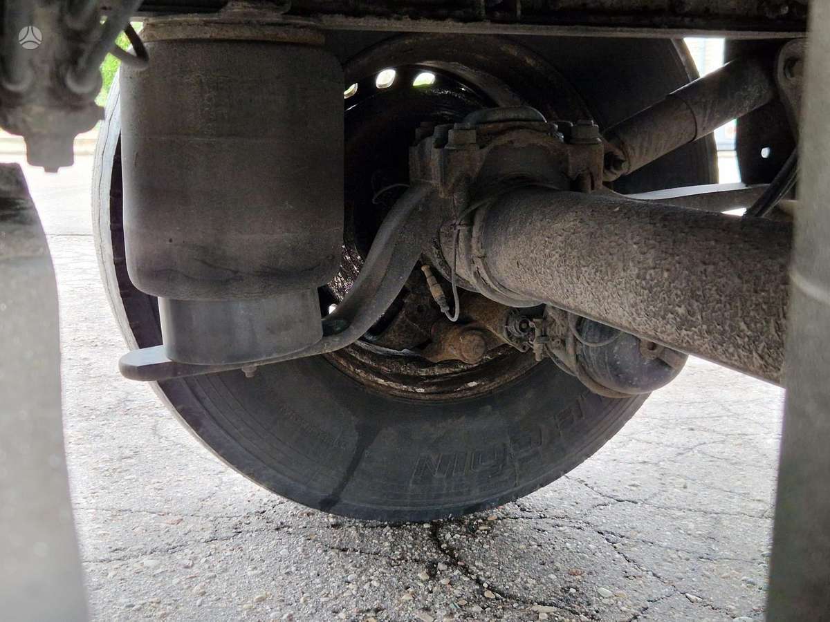 Schmitz Pakeliama ašis!, užuolaidinės / tentinės