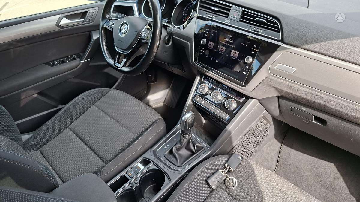 Volkswagen Touran - 11