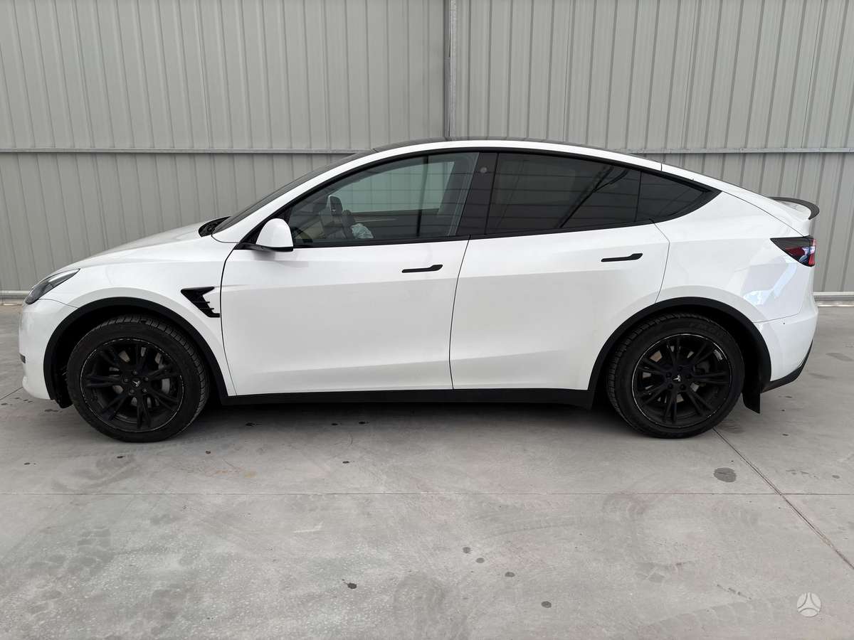 Tesla Model Y - 1