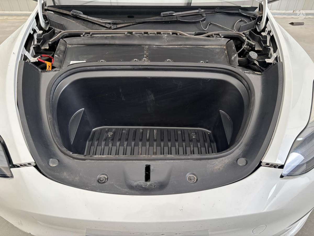 Tesla Model Y - 6