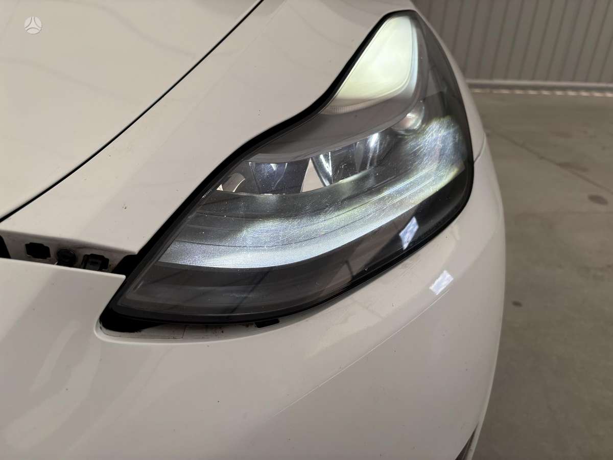 Tesla Model Y - 9