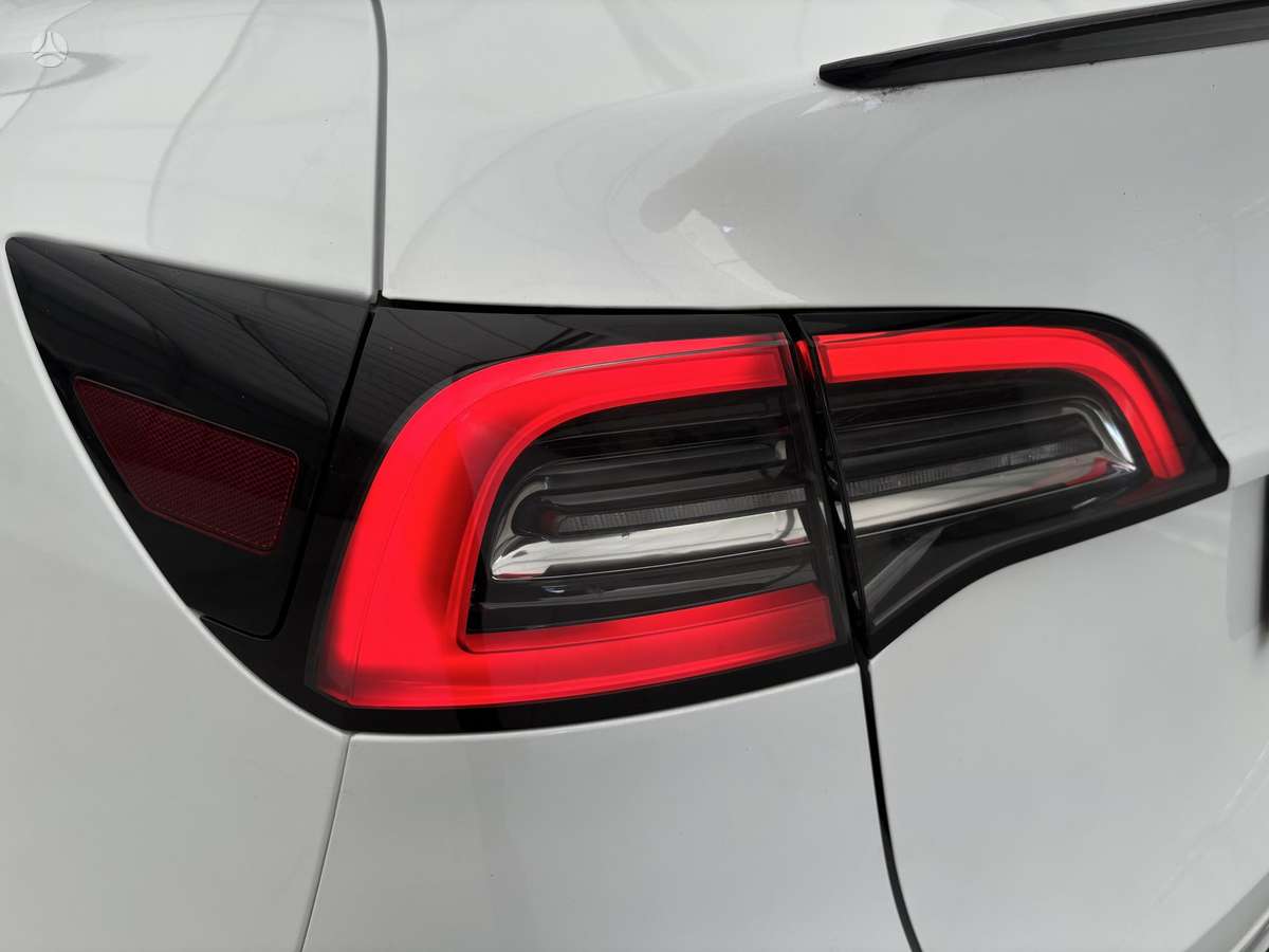 Tesla Model Y - 10