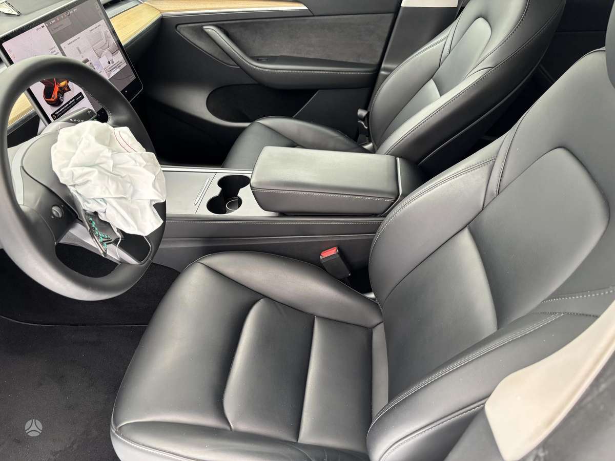 Tesla Model Y - 12