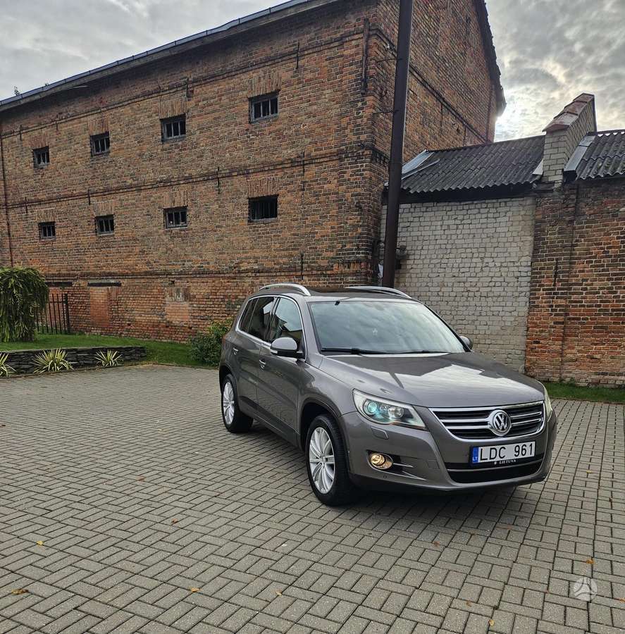 Volkswagen Tiguan - 1