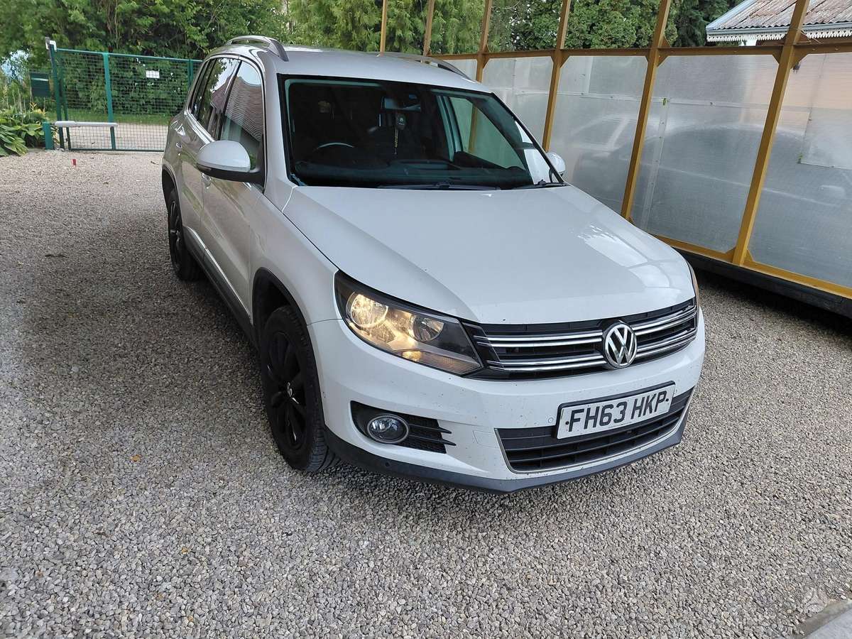 Volkswagen Tiguan - 1