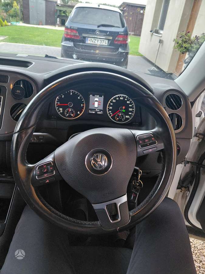 Volkswagen Tiguan - 12