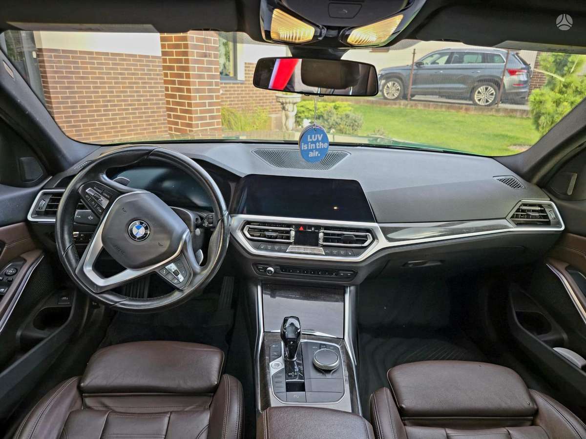 BMW 330, 2.0 l., Седан