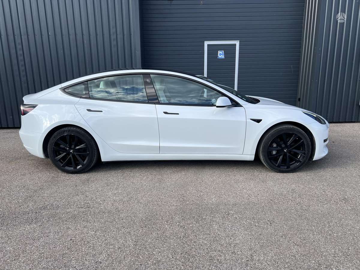 Tesla Model 3 - 3