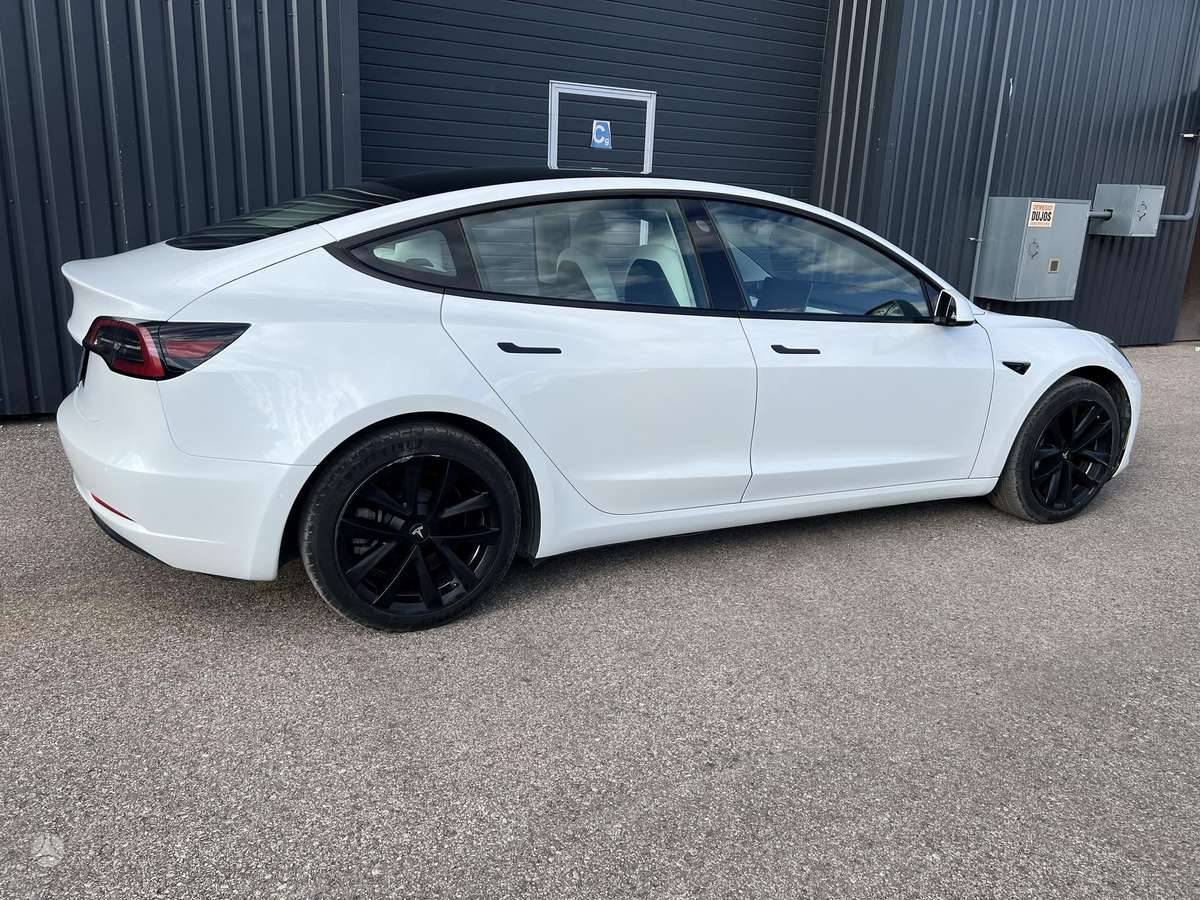 Tesla Model 3 - 4