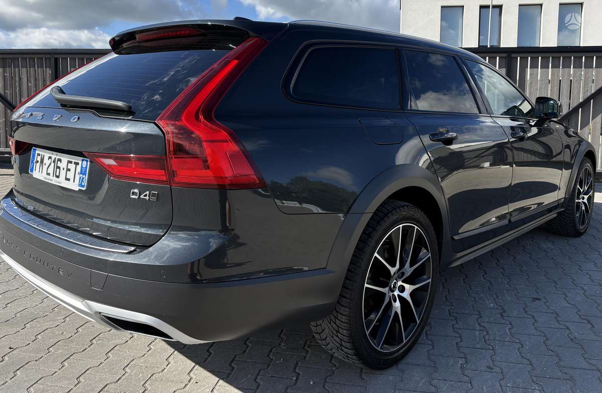 Volvo V90 Cross Country - 8