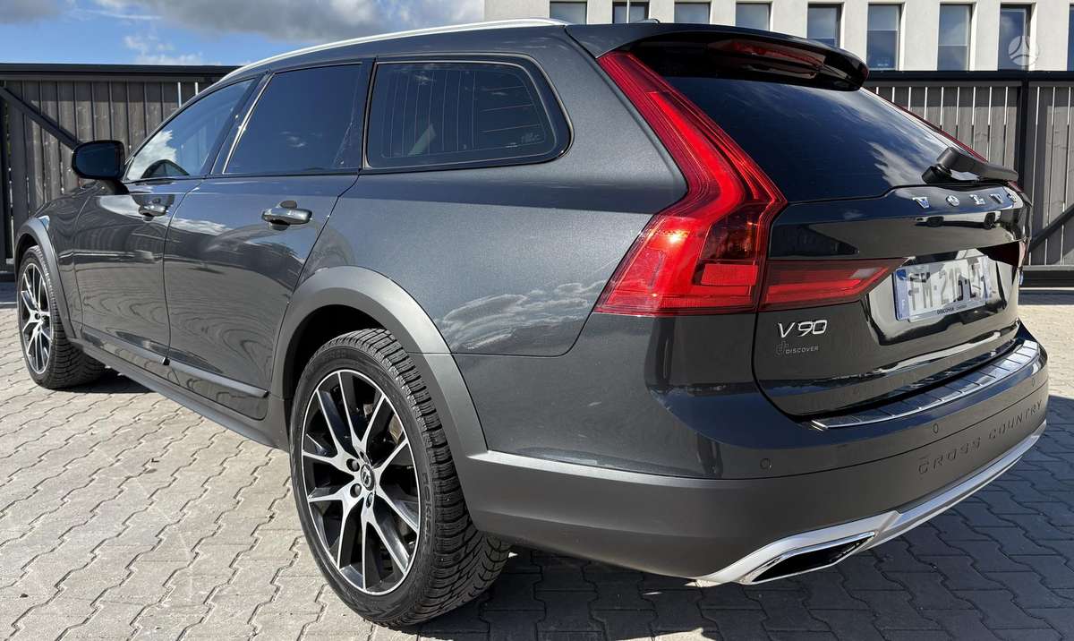 Volvo V90 Cross Country - 10