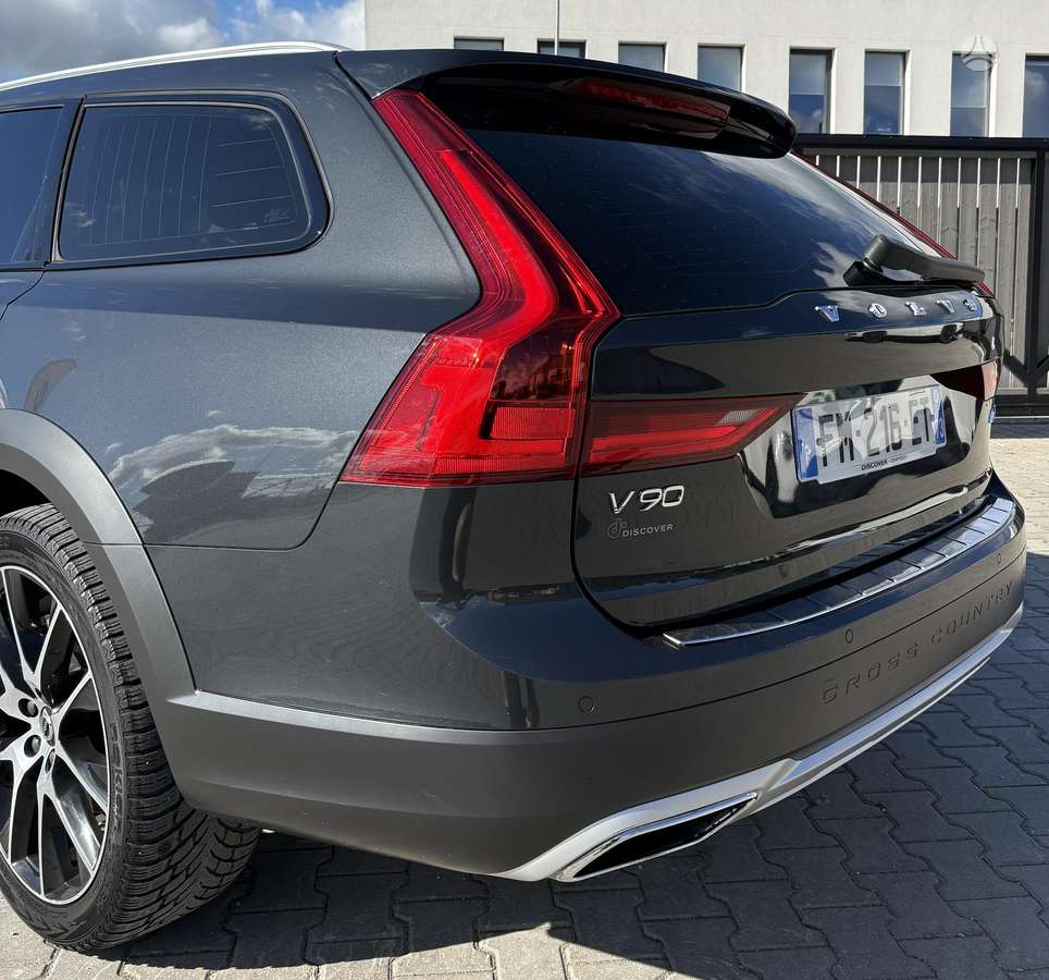 Volvo V90 Cross Country - 11