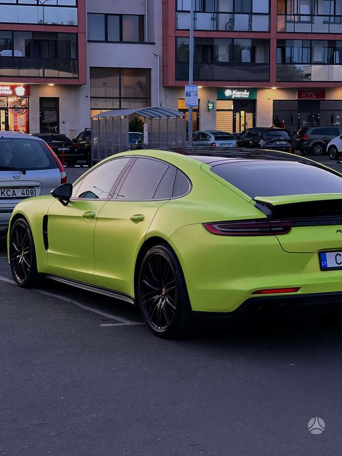 Porsche Panamera - 1