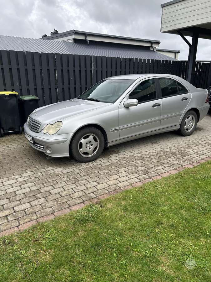 Mercedes-Benz C200 - 1