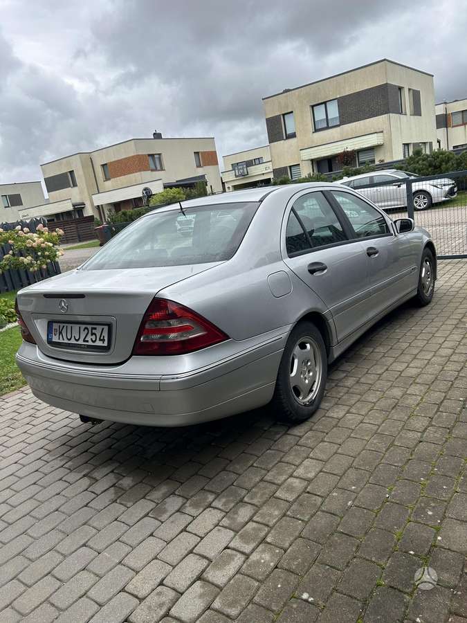 Mercedes-Benz C200 - 3