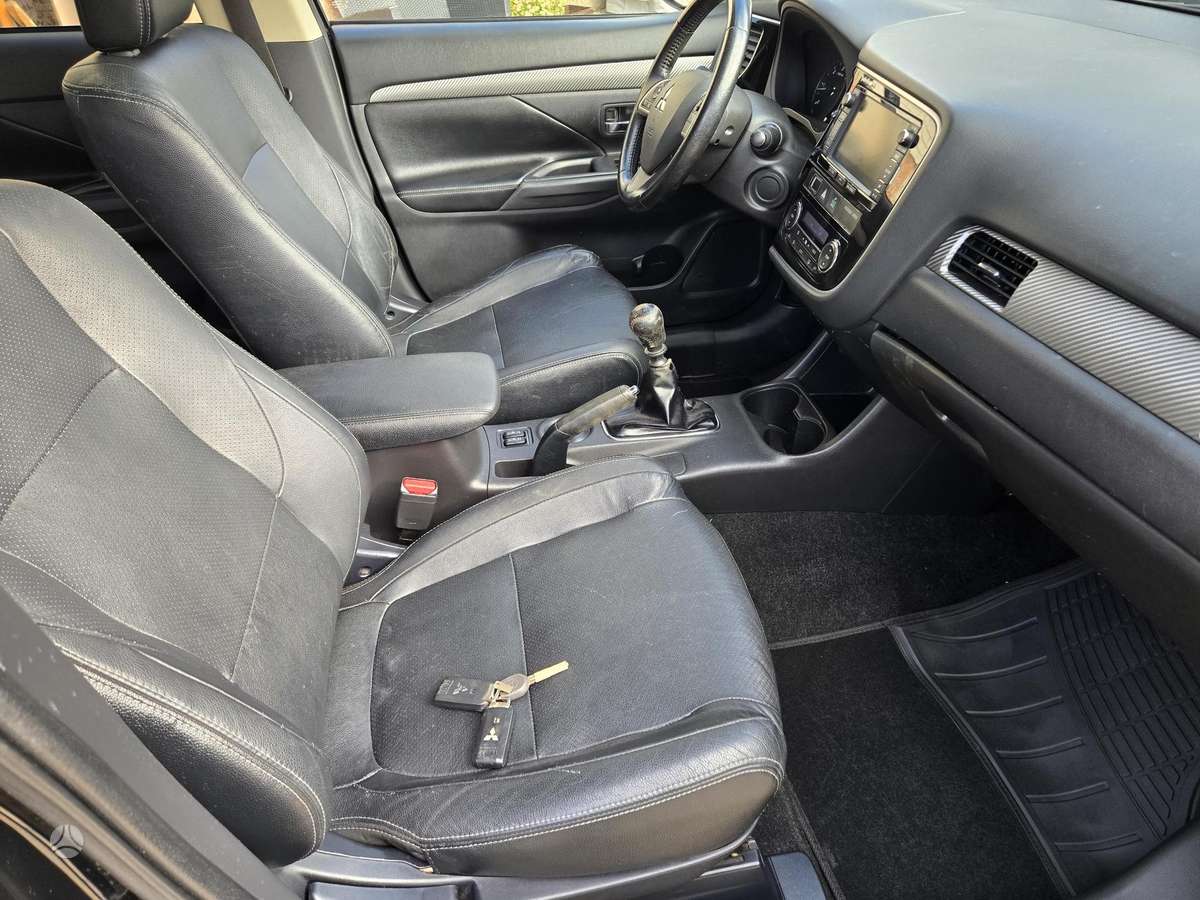 Mitsubishi Outlander - 10