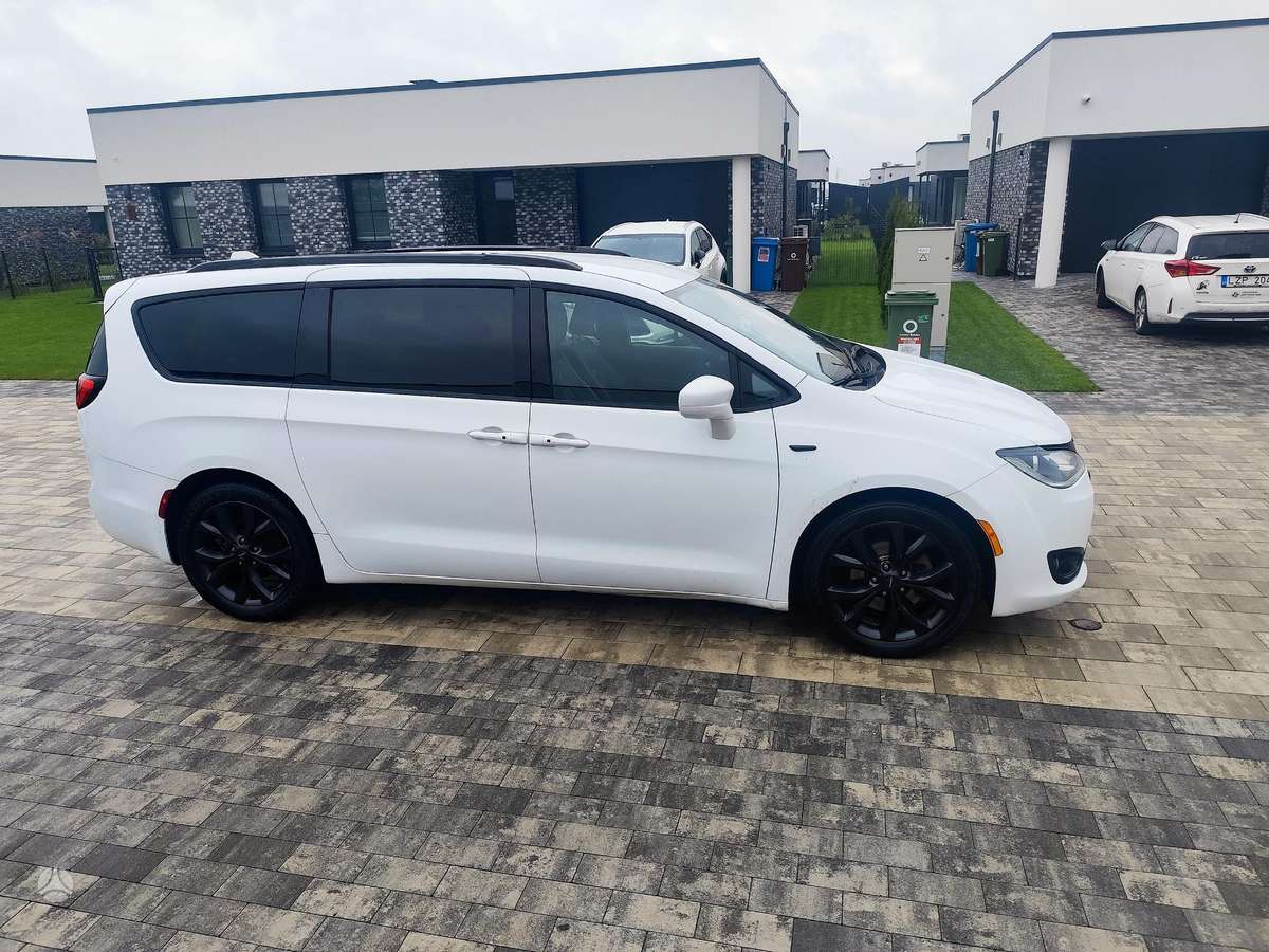 Chrysler Pacifica - 4