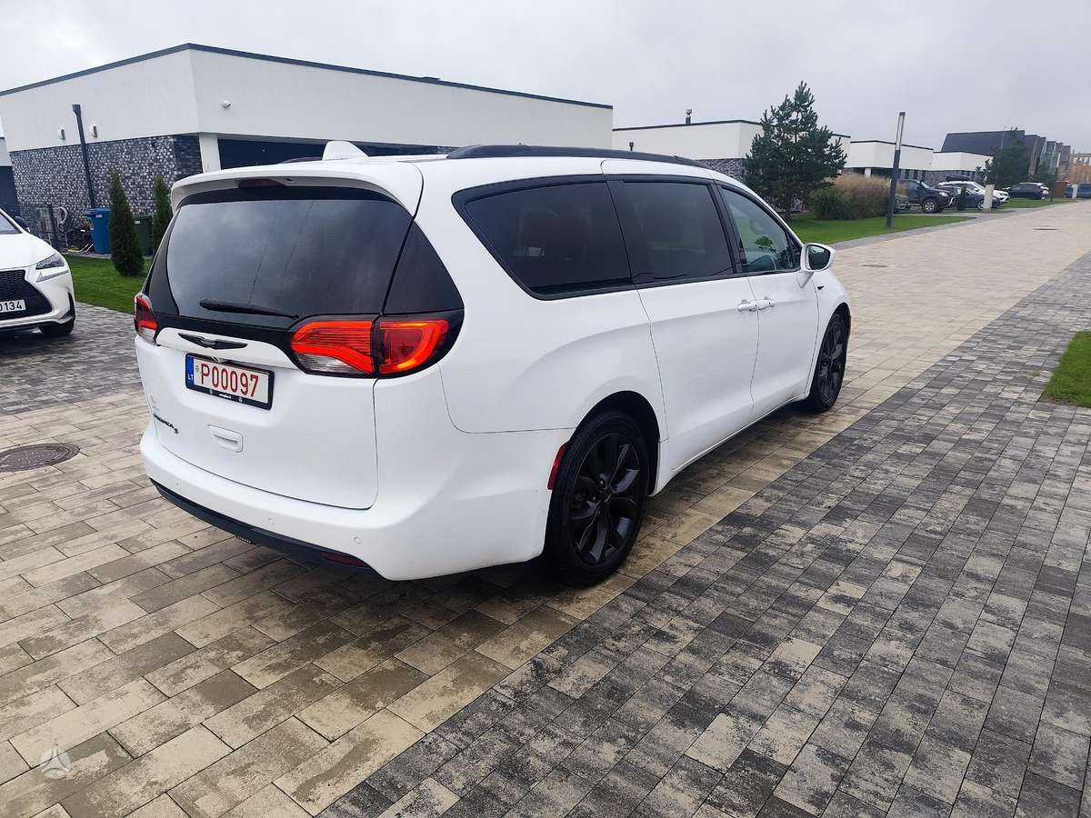 Chrysler Pacifica - 5