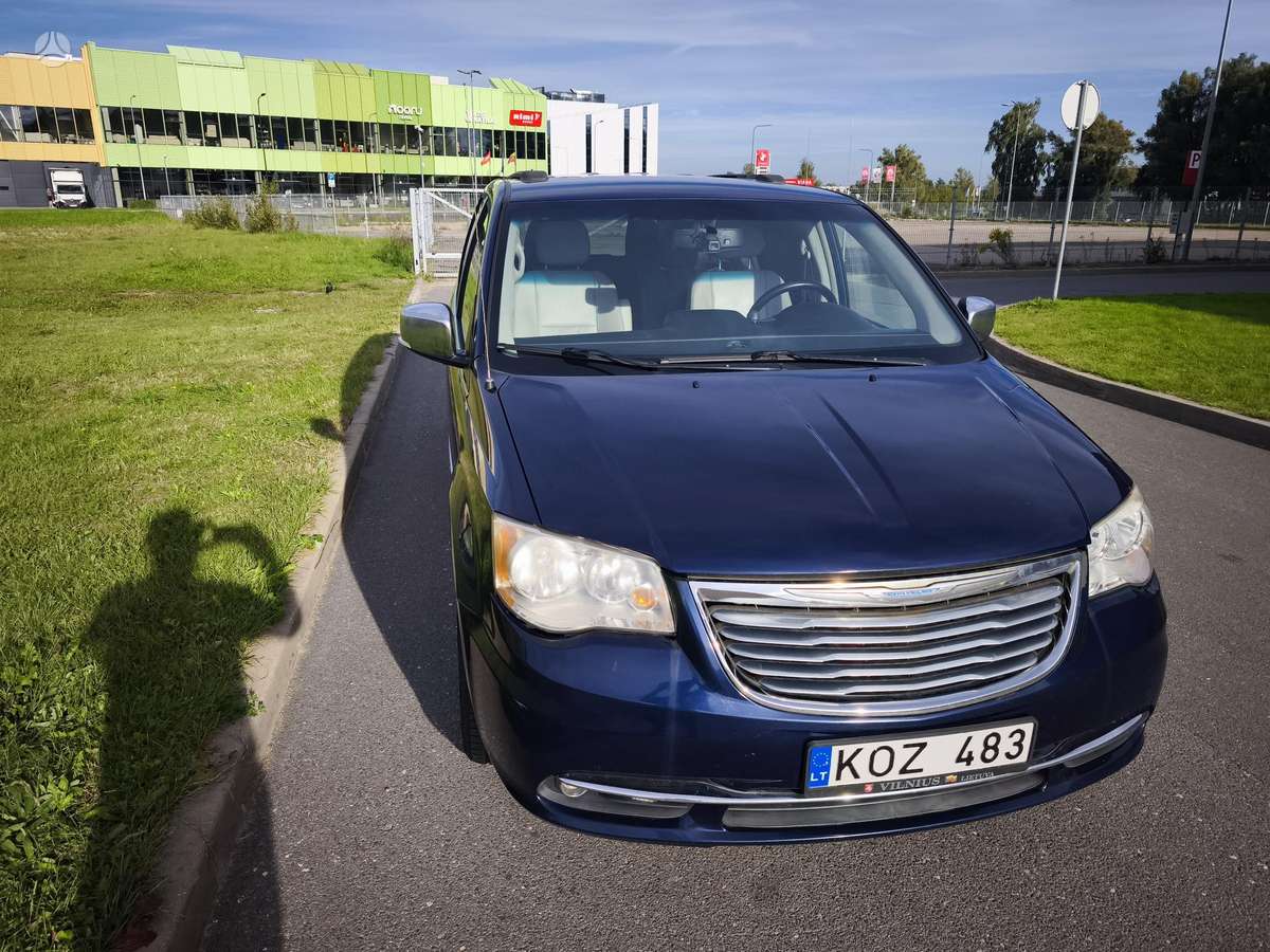 Chrysler Town & Country - 2