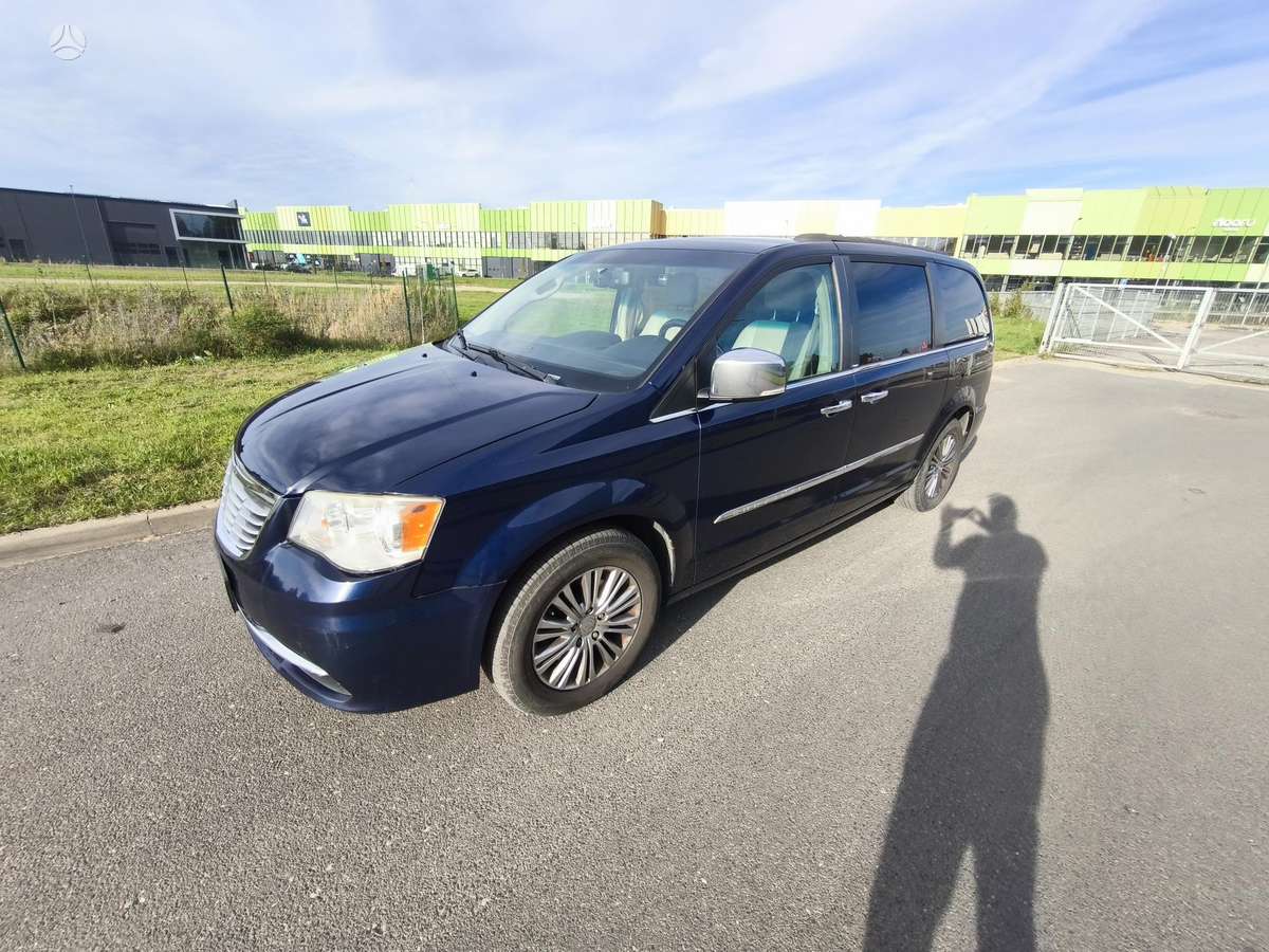Chrysler Town & Country - 3