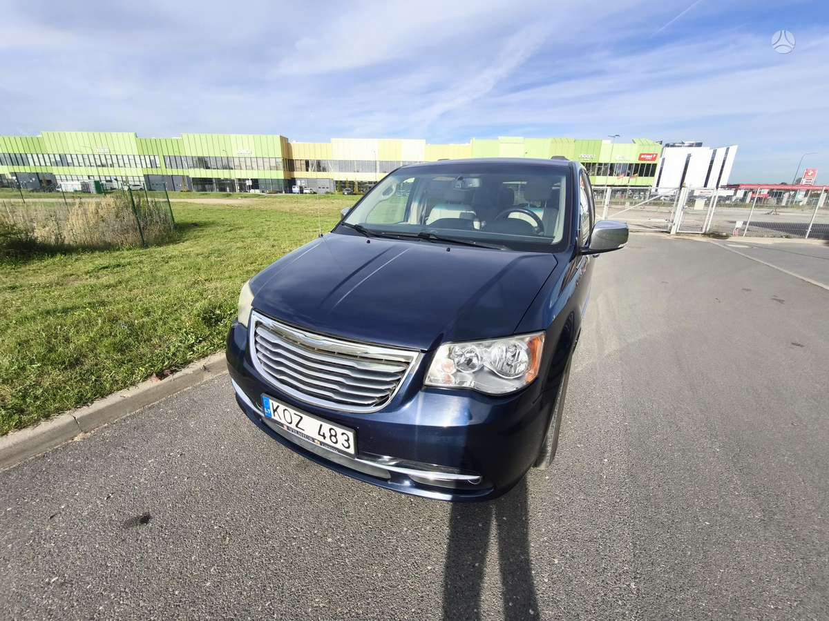 Chrysler Town & Country - 4