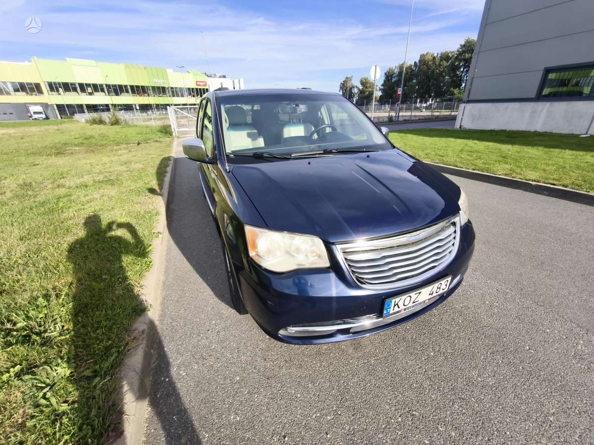Chrysler Town & Country - 5