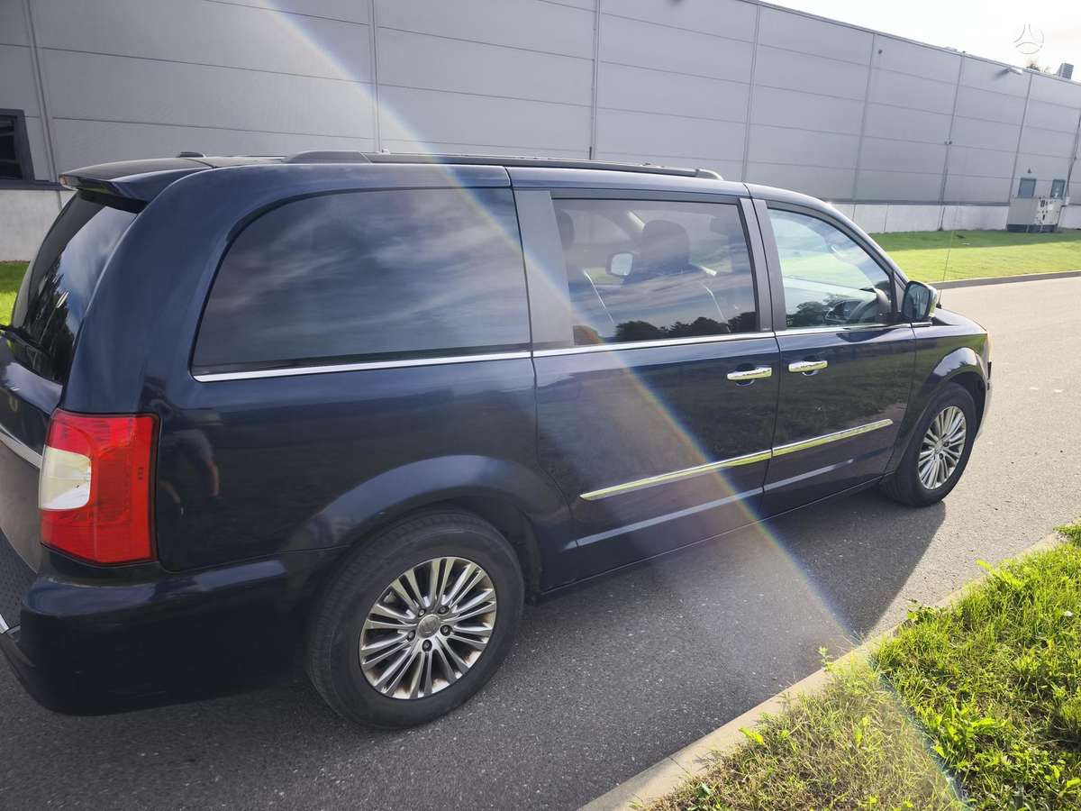 Chrysler Town & Country - 6