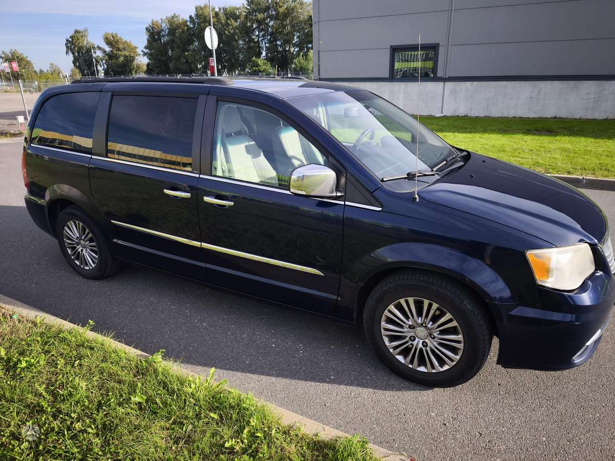Chrysler Town & Country - 1