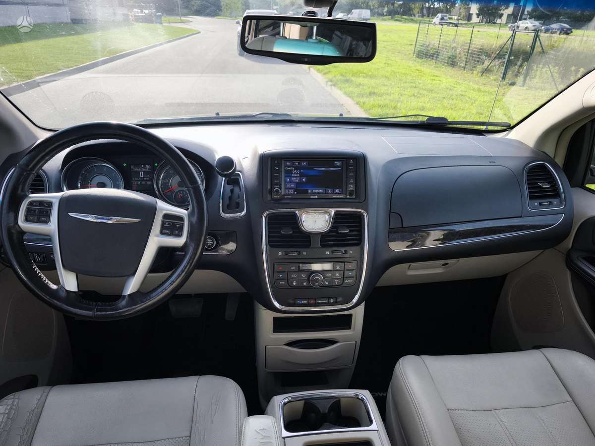 Chrysler Town & Country - 10