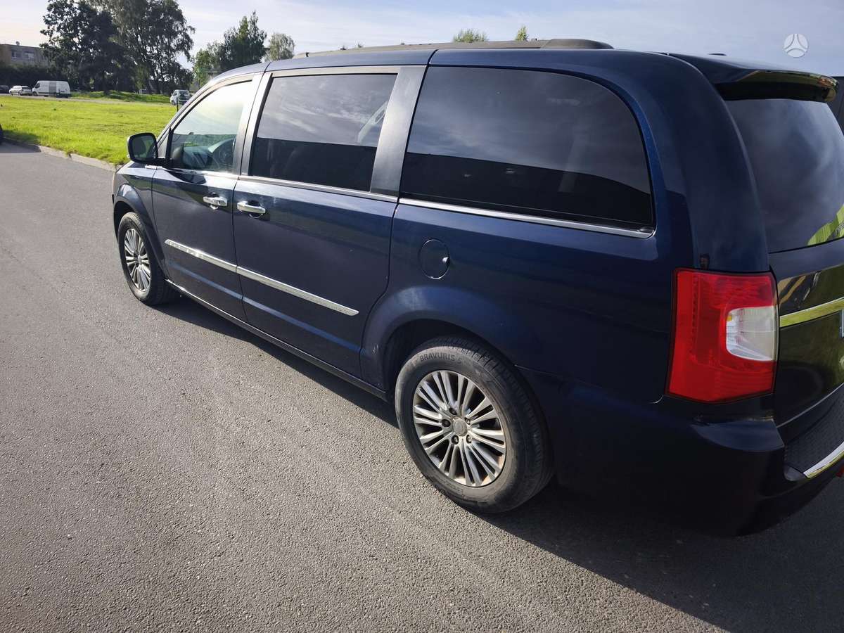Chrysler Town & Country - 7