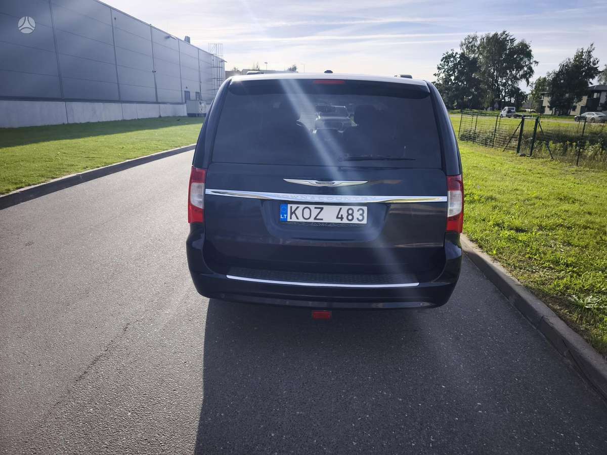 Chrysler Town & Country - 8