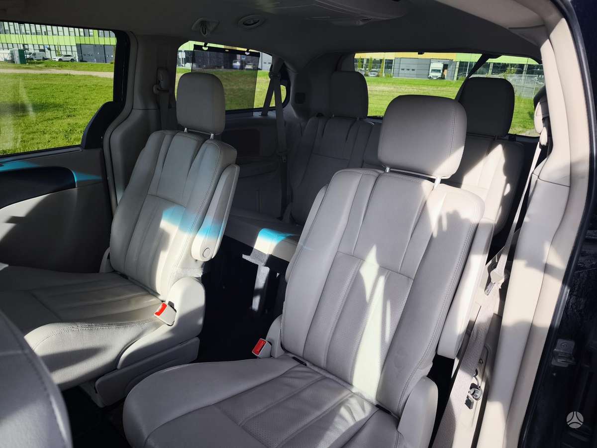 Chrysler Town & Country - 12