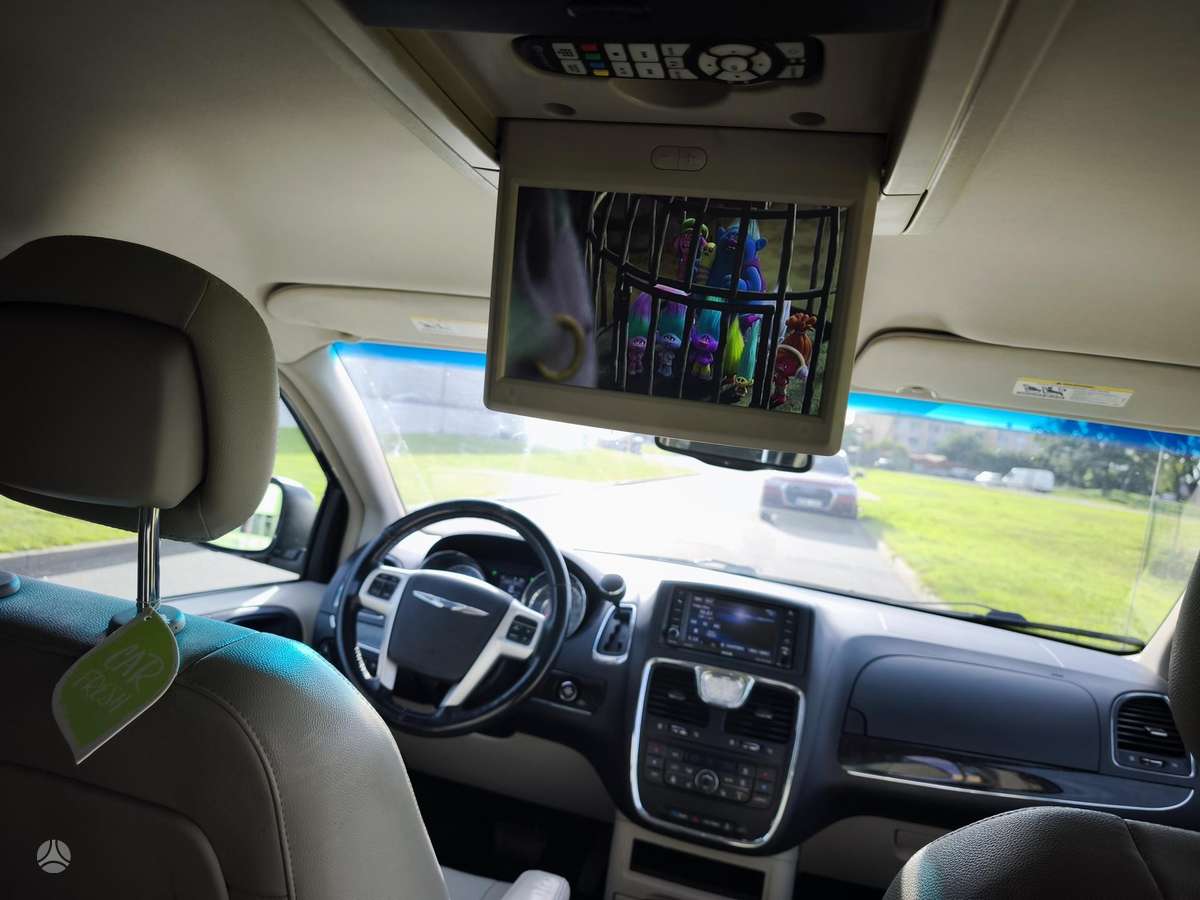 Chrysler Town & Country - 11