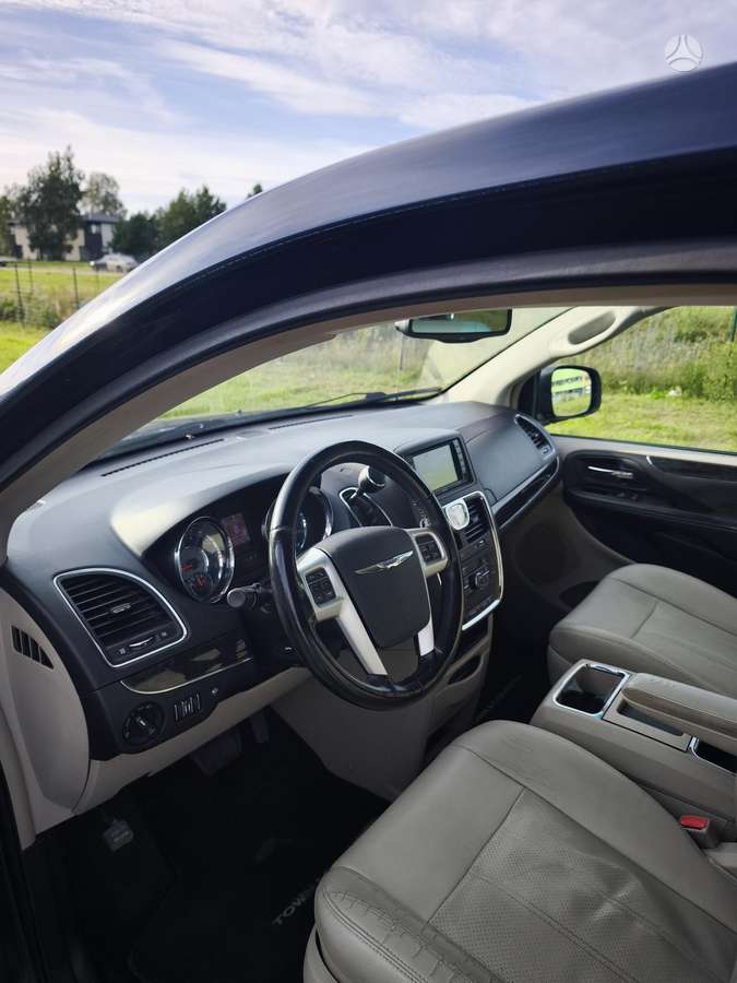 Chrysler Town & Country - 9