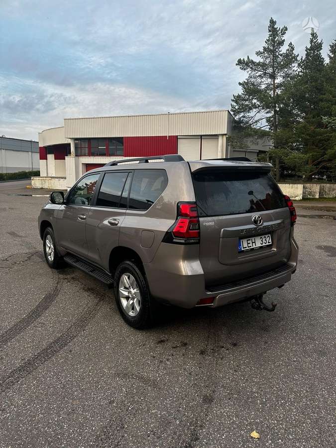 Toyota Land Cruiser - 4
