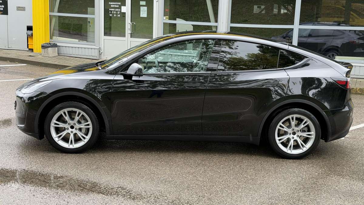 Tesla Model Y - 4