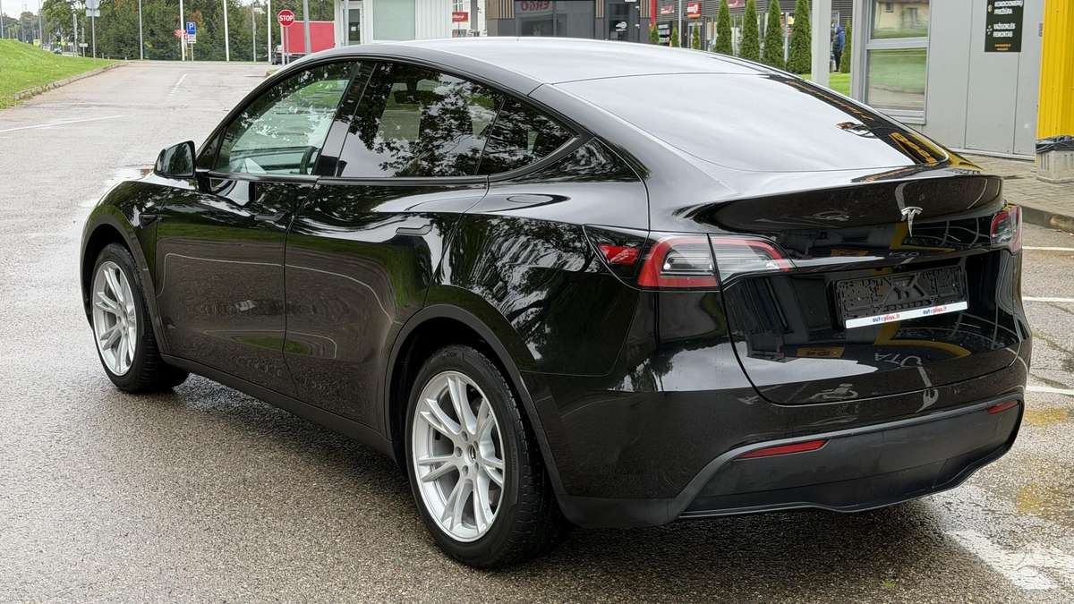Tesla Model Y - 5