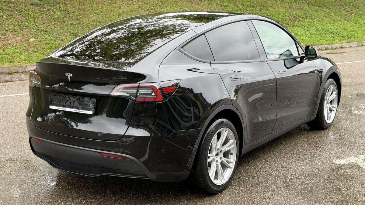 Tesla Model Y - 7