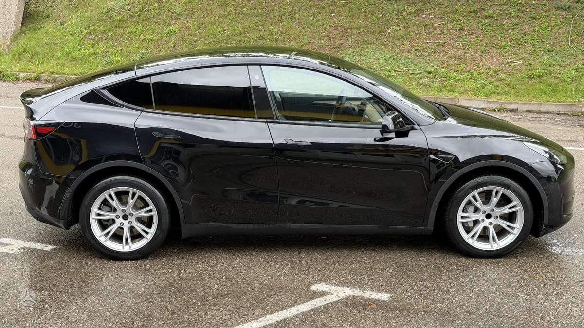 Tesla Model Y - 8