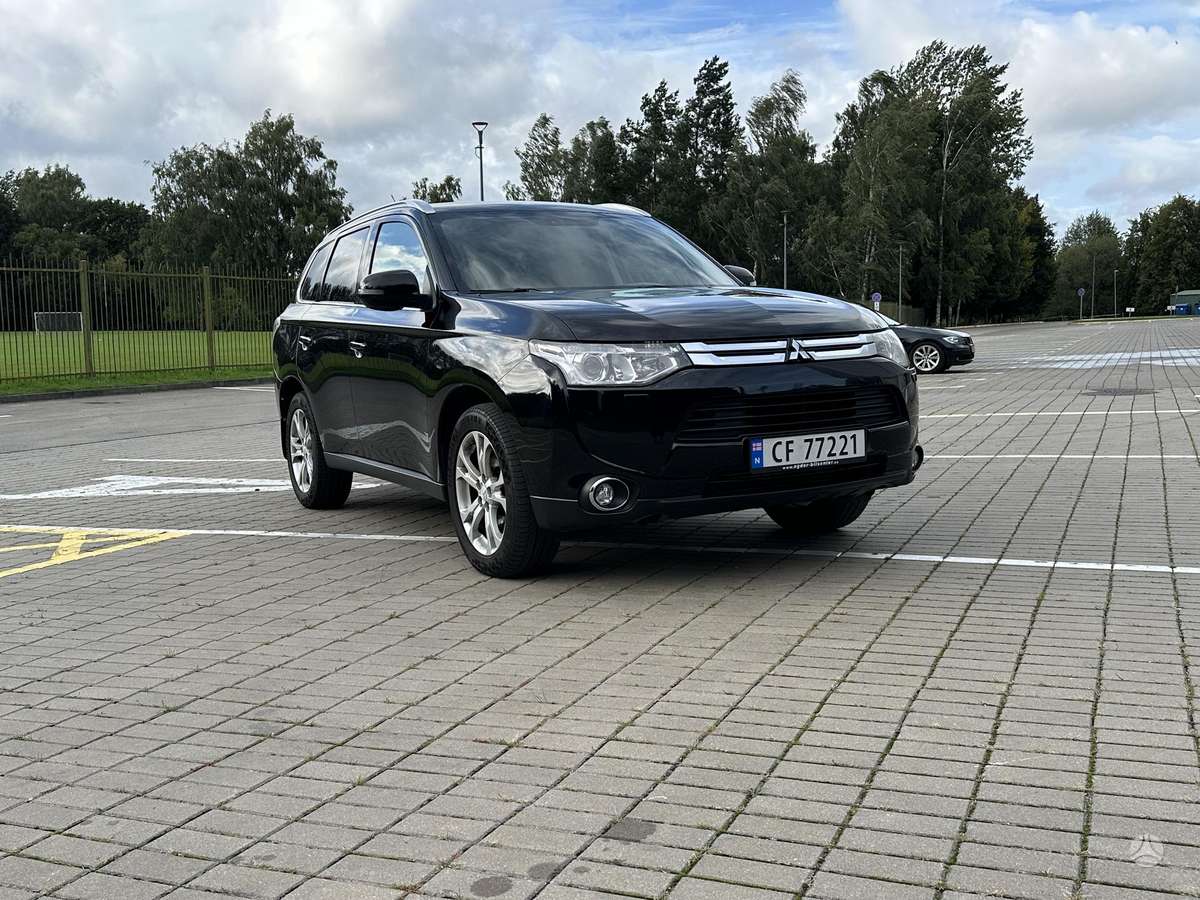 Mitsubishi Outlander 2015 — вигляд ззаду