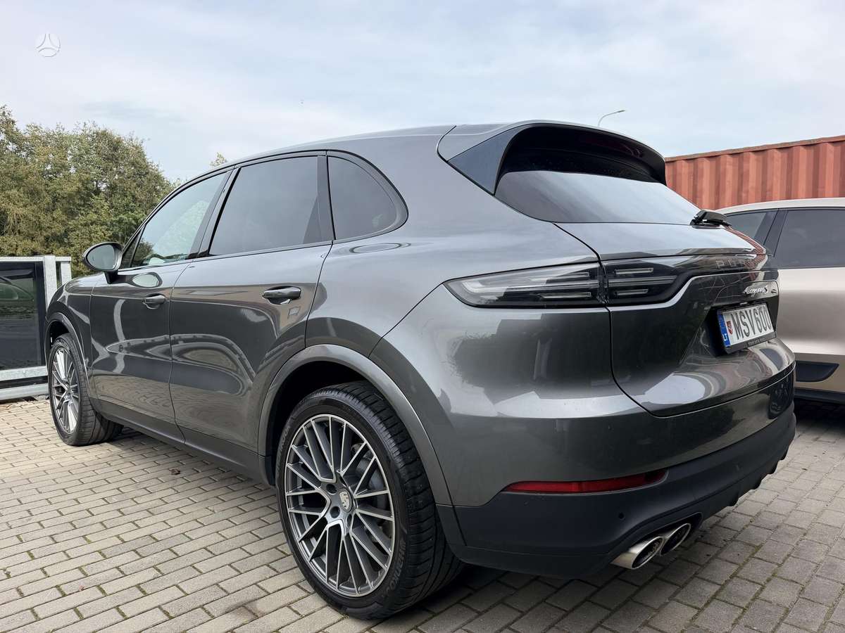Porsche Cayenne - 1