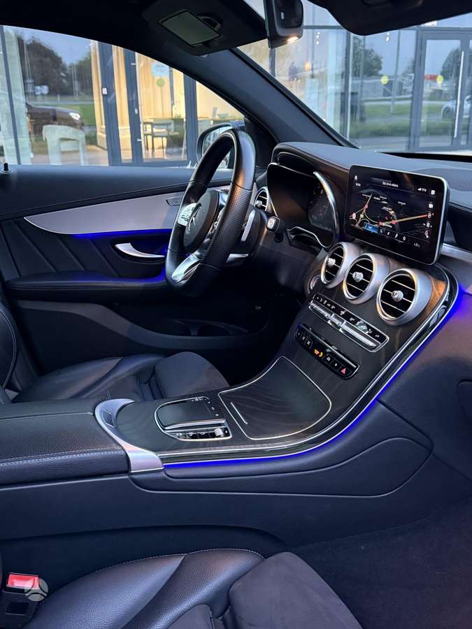 Mercedes-Benz GLC300 - 11