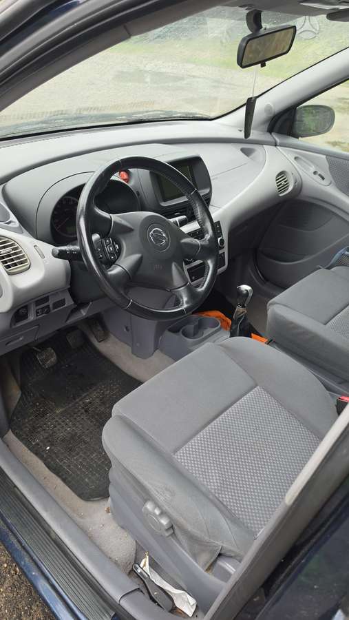 Nissan Almera Tino - 1
