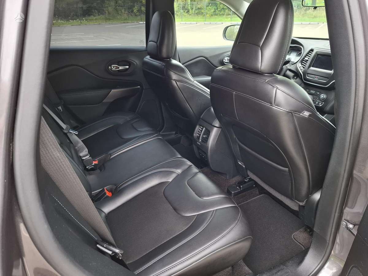 Jeep Cherokee - 10