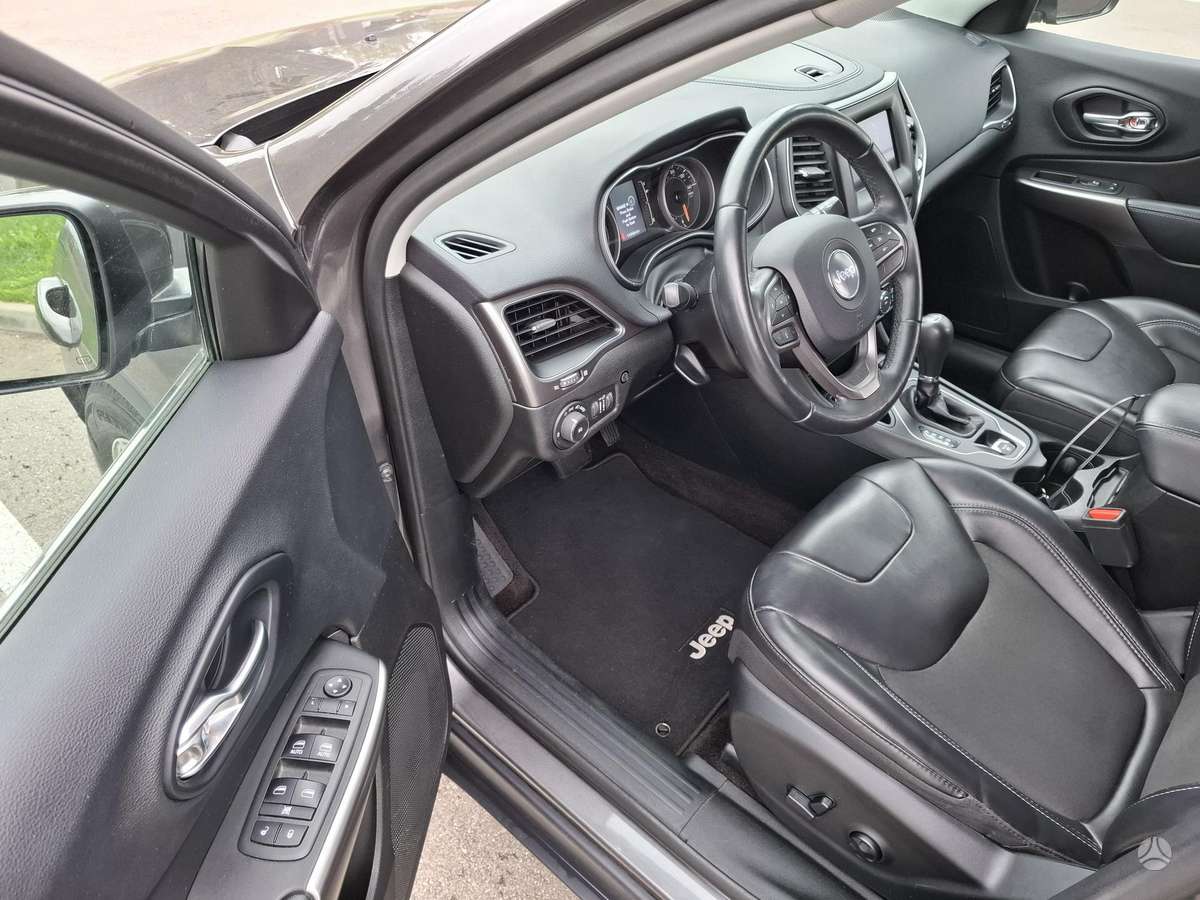 Jeep Cherokee - 12