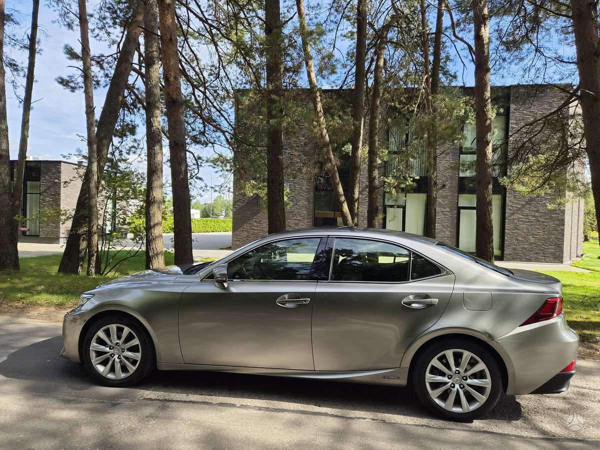 Lexus IS 300h - 1