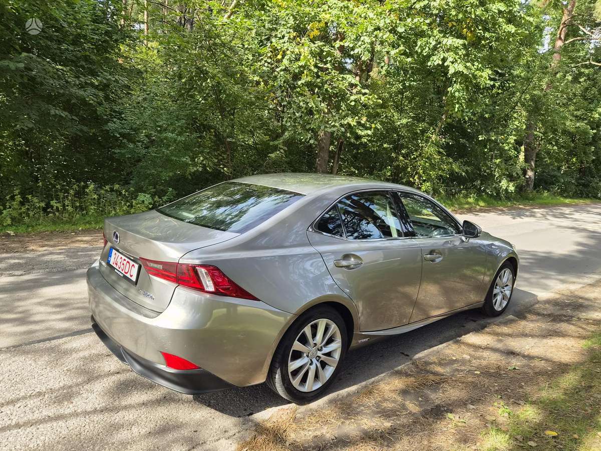 Lexus IS 300h - 3
